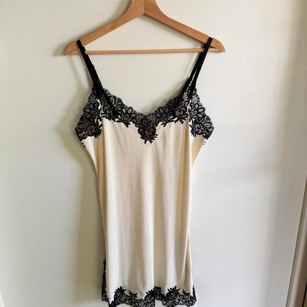 Natori cream coquette lace cami mini dress with black lace trim size M